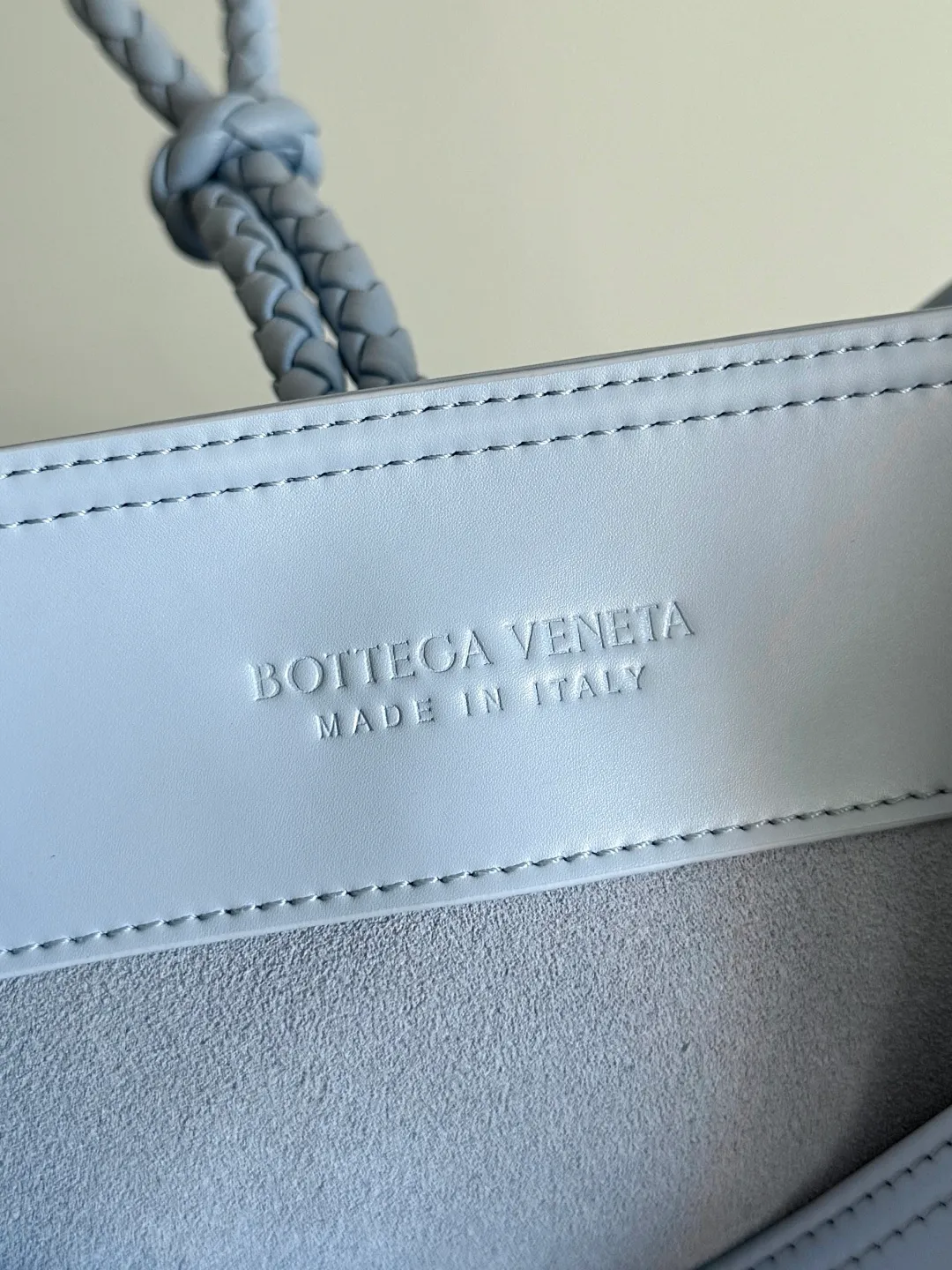 Batch 1880 BOTTEGA VENETA 2025 new women's LIBERTA small bucket bag The wind of "freedom" is still blowing towards summer🫧Unique bag shape and large enough capacity. This kind of small bag has always been very popular in summer. It can easily store essential items such as sunscreen and mini 5-fold umbrella when carrying it when going out. It uses braided knots and horseshoe buckle shapes. The metal ring is used for opening and closing, and the classic weaving is only used as an embellishment here, giving way to the simplicity of all-leather. It is a true combination of innovation and classics. It is also equipped with a detachable long shoulder strap. Friends who don’t like to carry it on the shoulder can only buy this bag and have more choices. Style number: 806038 Size: 30*18*18cm